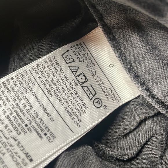 Old Navy Rockstar Skinny Skinny Jeans Distressed Ripped Raw Hem Ankle Size 0 - Picture 5 of 10